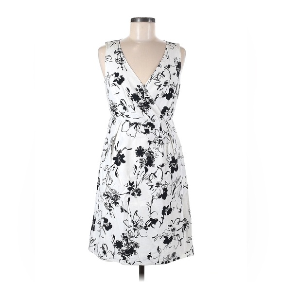 HALOGEN size 6 black and white floral fitted dress in excellent condition